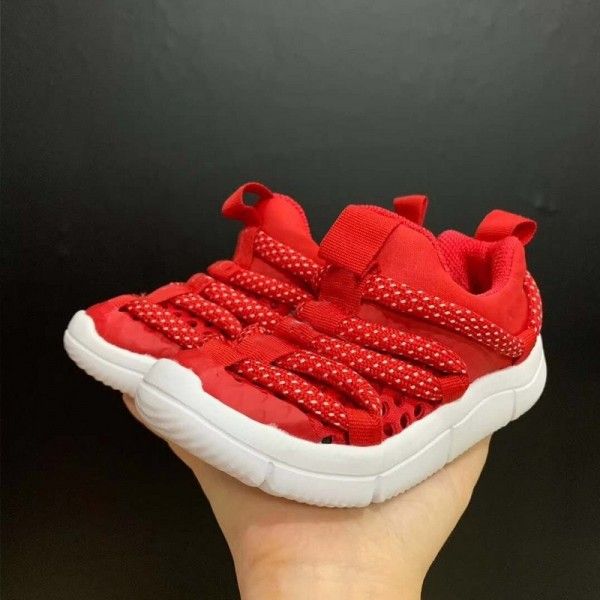 A pair of 2019 summer caterpillar shoes for boys and girls wear mesh shoes