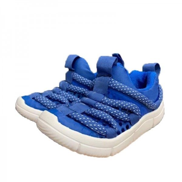 A pair of 2019 summer caterpillar shoes for boys and girls wear mesh shoes